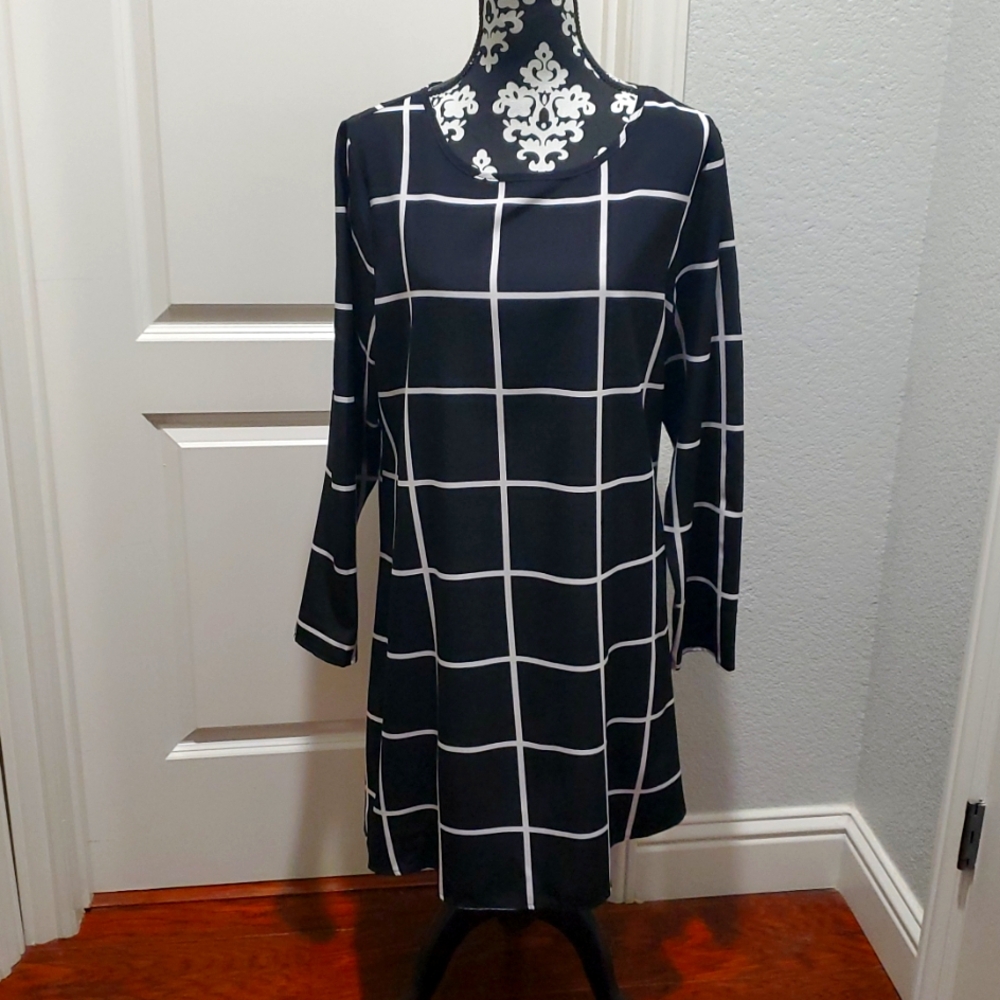 Women's Tunic black and white checkered pattern ,long sleeve dress.Size X-LARGE